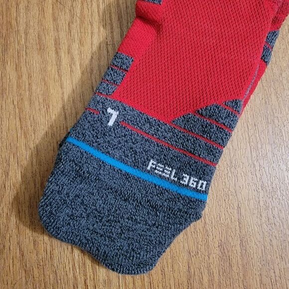 Stance Icon Sport QTR Training Gym Running Socks Feel 360 Infiknit Red Gray M - Picture 3 of 5